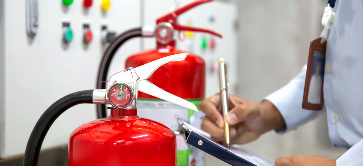 Profissional realizando manutenção em extintor